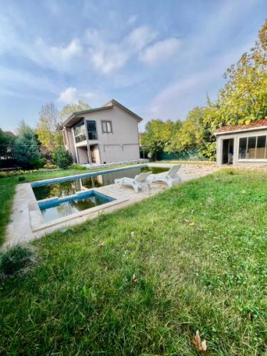  4+1 Müstakil Havuzlu Yaşam • 4.050 m² Özel Arazi