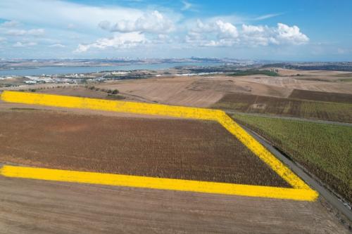 ÇAKIL’DA CADDE CEPHELİ 27.861 m² TARLA – MURATBEY GÜMRÜĞÜNE YAKIN