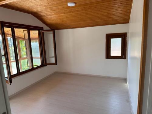 	Çatalca Kabakça’da Havuzlu ve Ahşap Evli Büyük Bahçeli Mülk