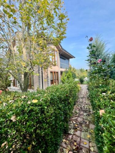  4+1 Müstakil Havuzlu Yaşam • 4.050 m² Özel Arazi